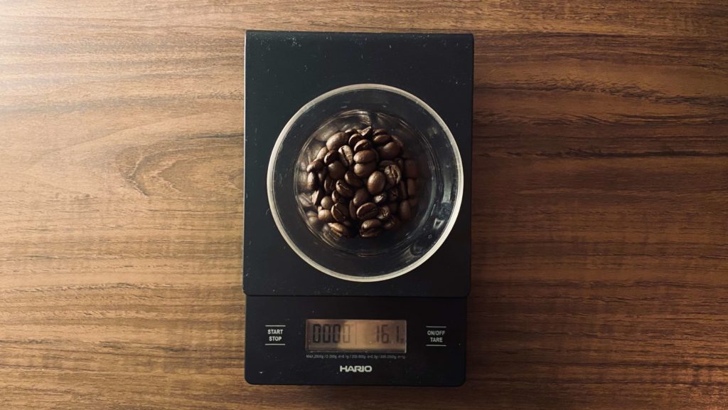 コーヒー豆を図る