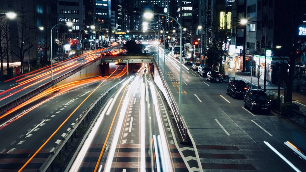 歩道橋から撮った夜の道路