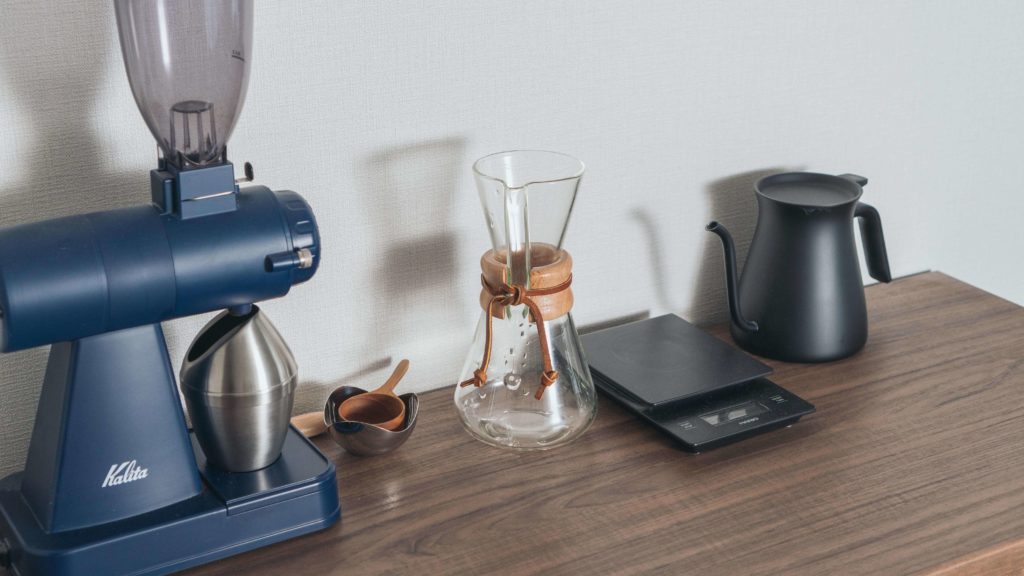 棚の上のコーヒーグッズ