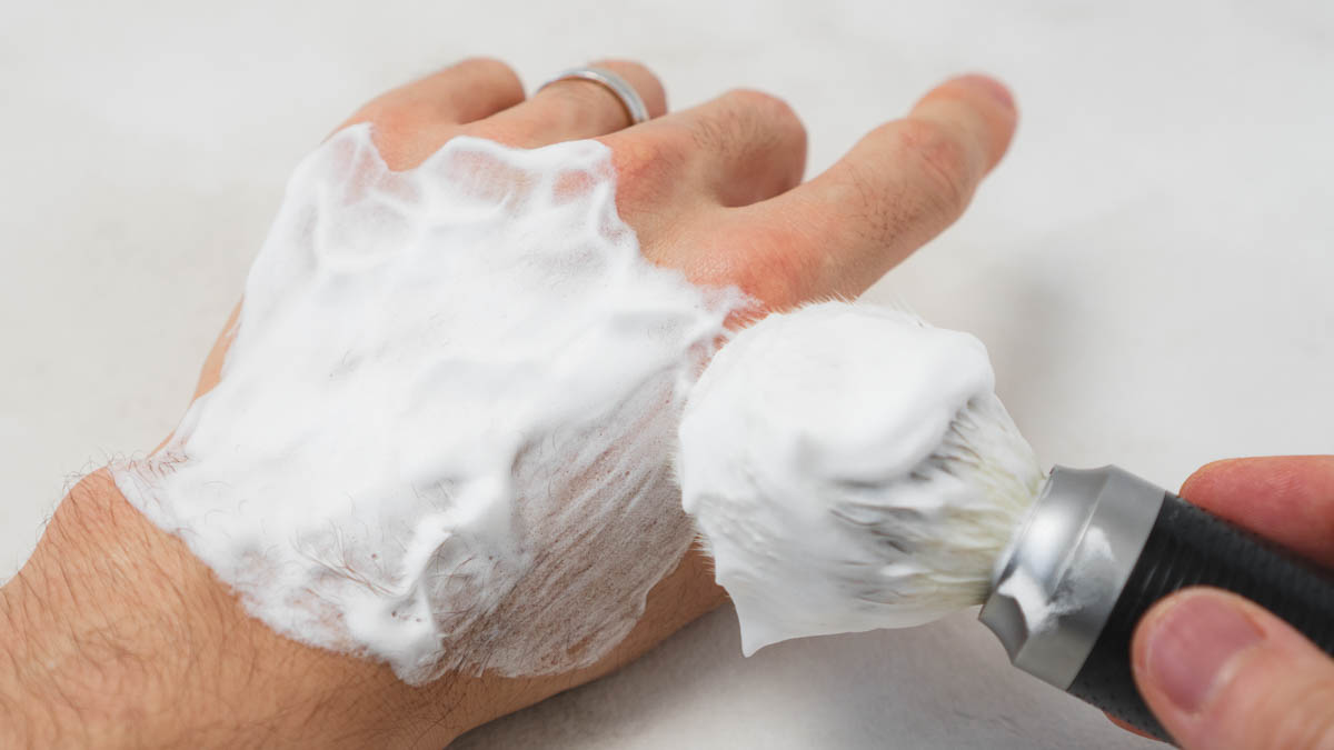 人工毛ブラシで手に泡を塗る