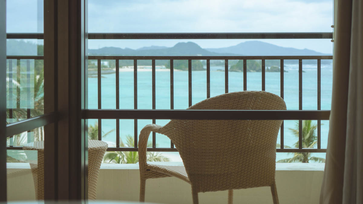 部屋から見る海と椅子