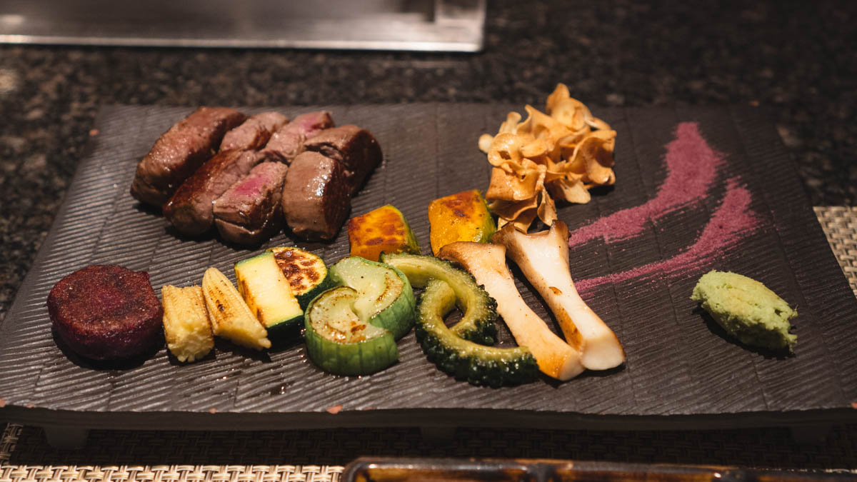 鉄板で焼かれたお肉や野菜