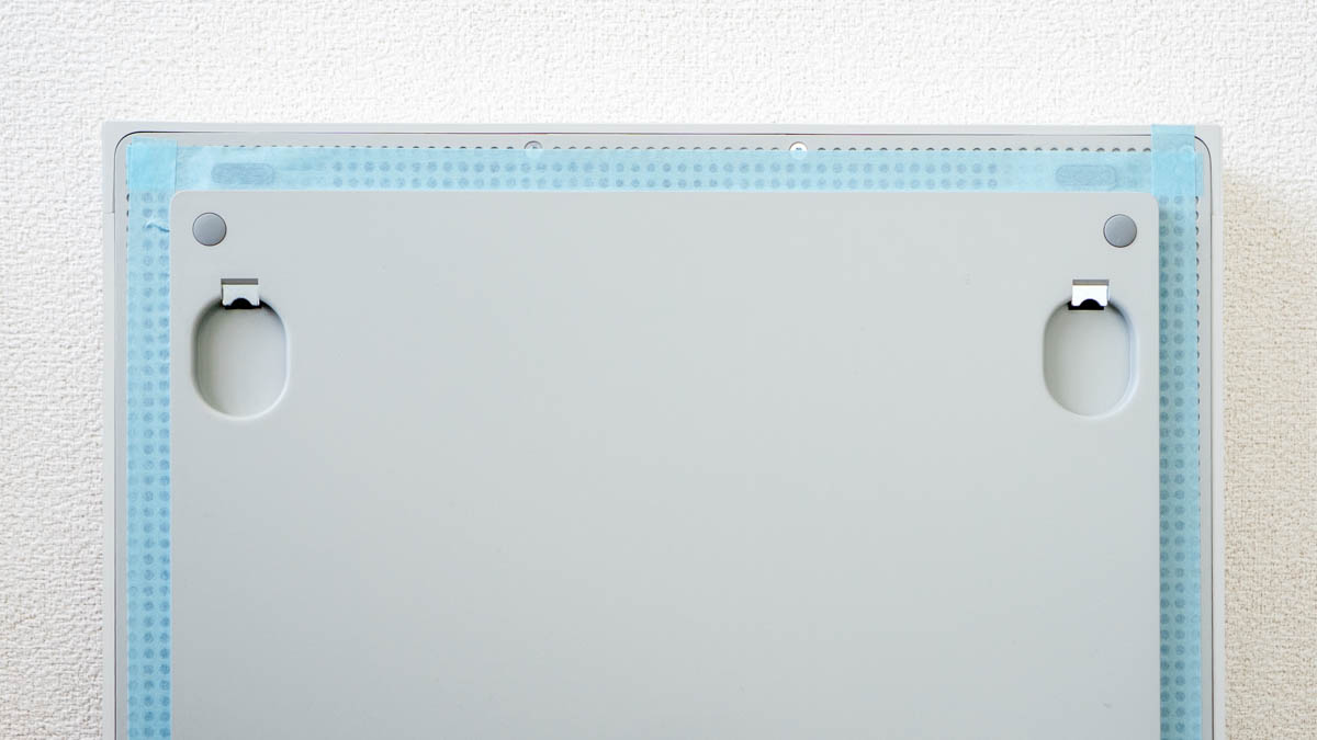 Atmoph Window Yoの背面にマスキングテープ