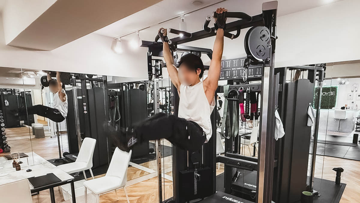 ぶら下がってレッグレイズ