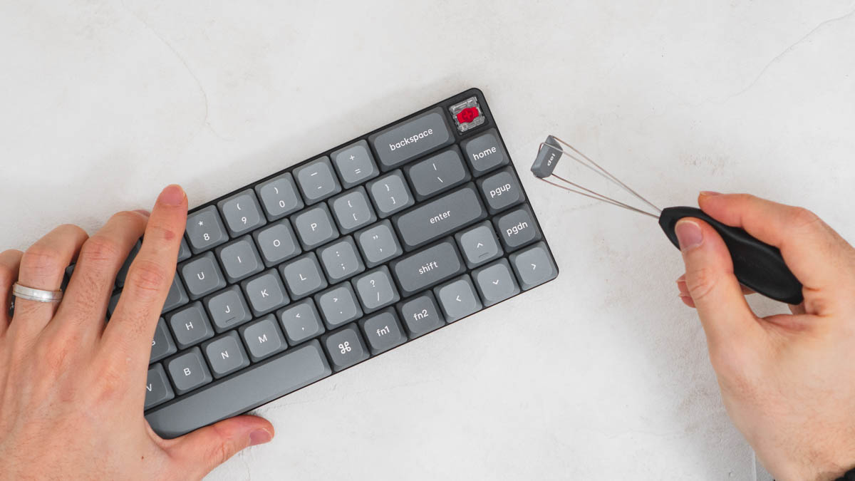 Keychron K7 Maxのキーキャップを工具で外す