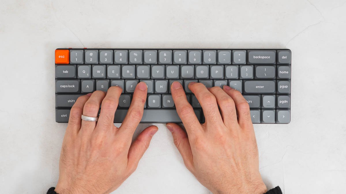 Keychron K7 Maxとタイピングする手