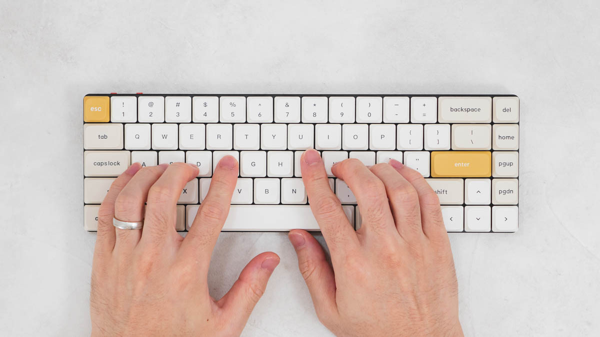 キーキャップを交換したKeychron K7 Maxと手