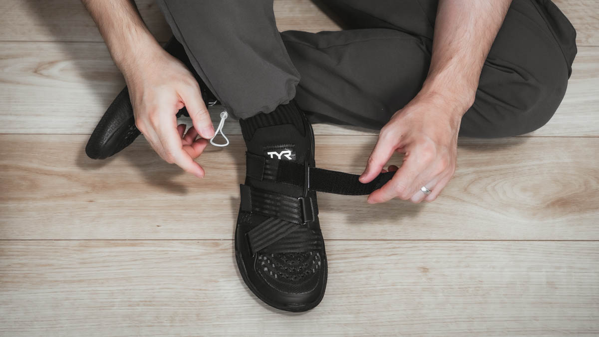 TYR ドロップゼロ ベアフットトレーナー着用中の写真