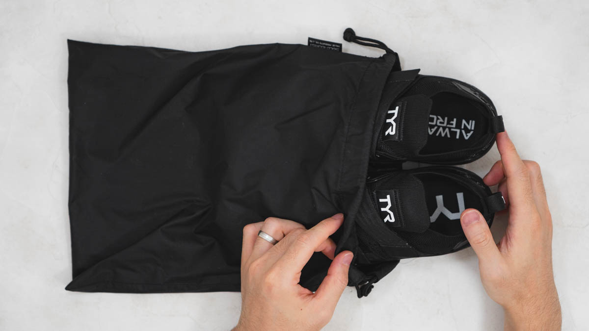 TYR ドロップゼロ ベアフットトレーナーを袋に入れる