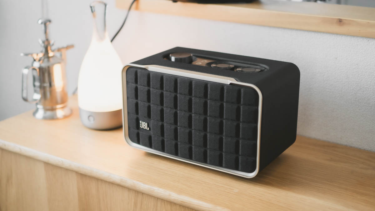 棚に置いたJBL Authentics 200斜めから