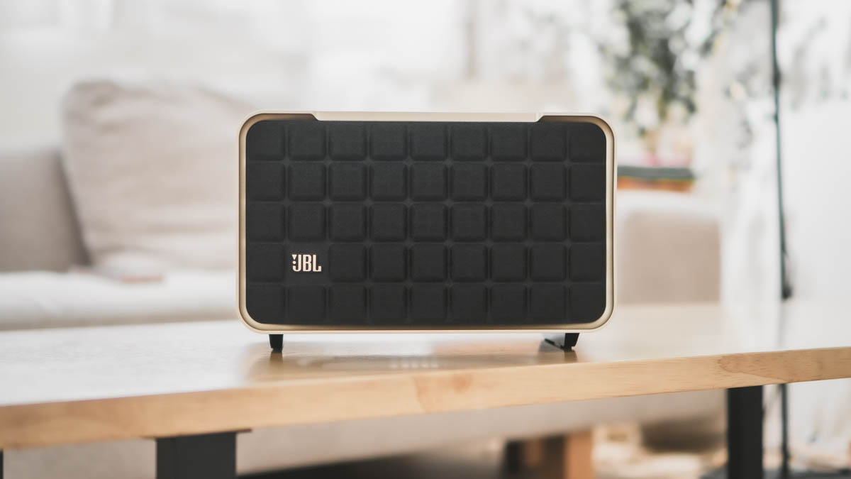 テーブルに置いたJBL Authentics 200