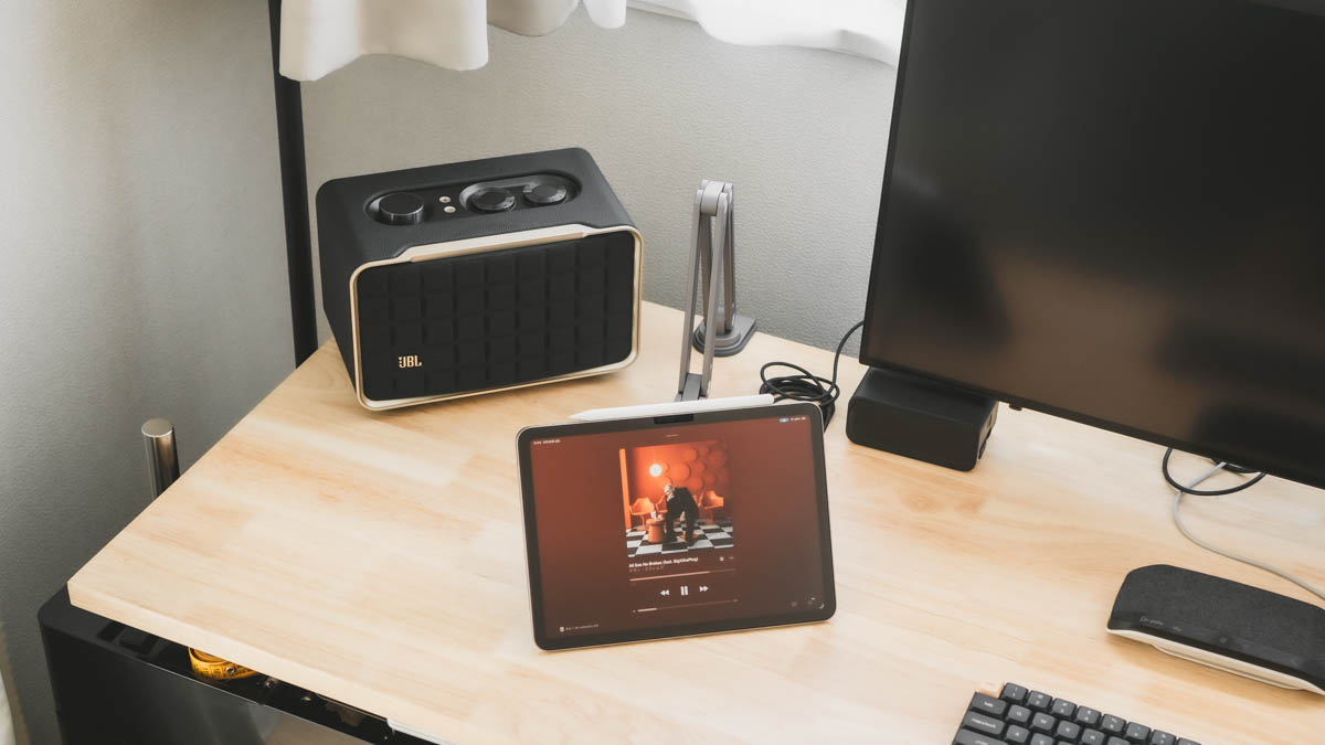 デスクに置いたJBL Authentics 200