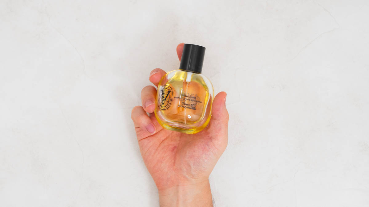 Diptyque サテンオイルを手に持つ