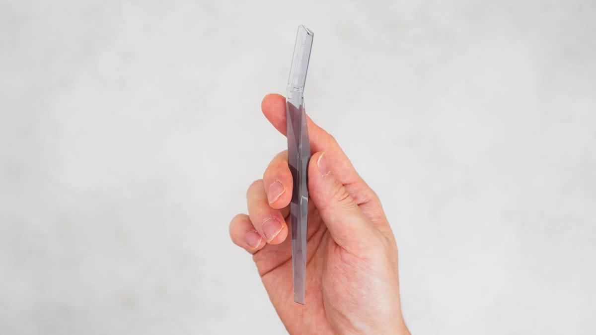 SHAVE&CLEARを手に持つ