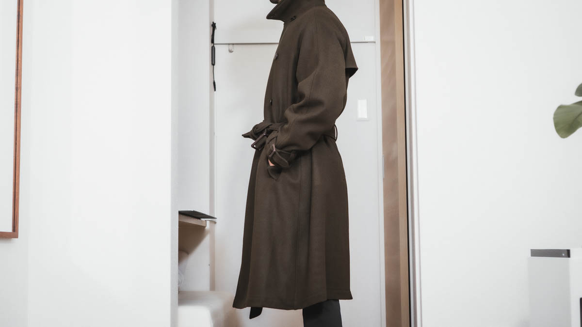 エスのコート着用横姿