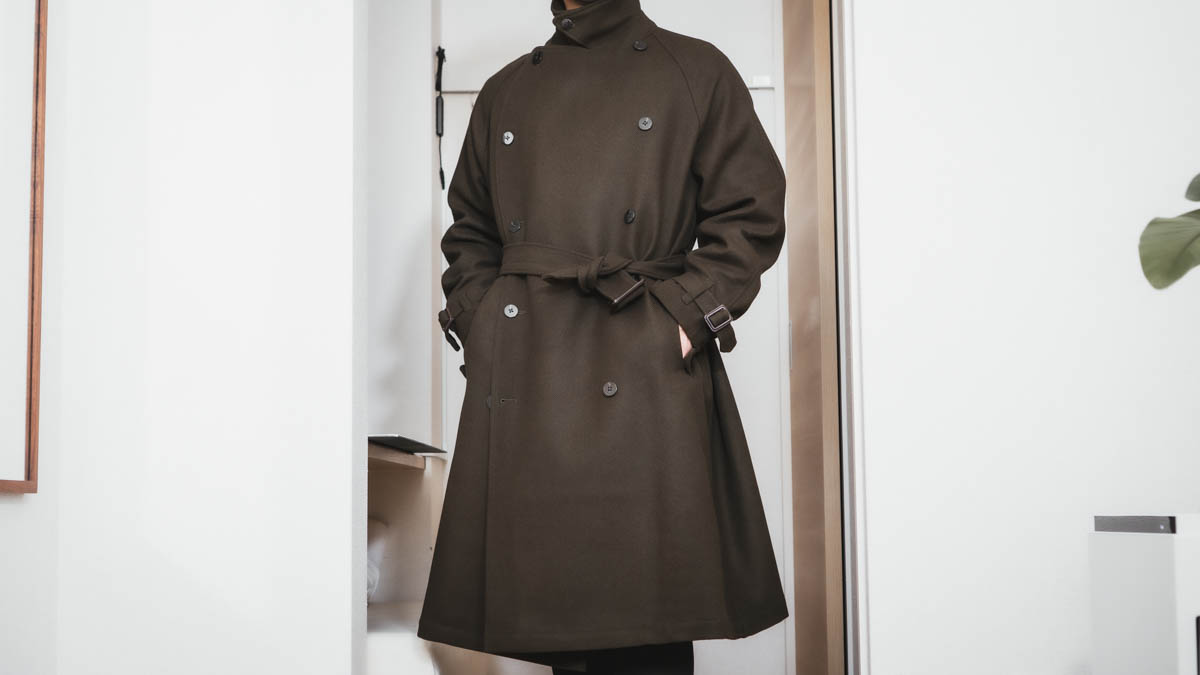 エスのトレンチコートボタン閉じ