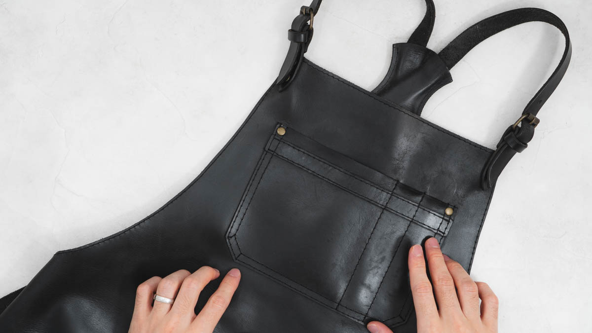 ケア後のKruk Garageのレザーエプロン