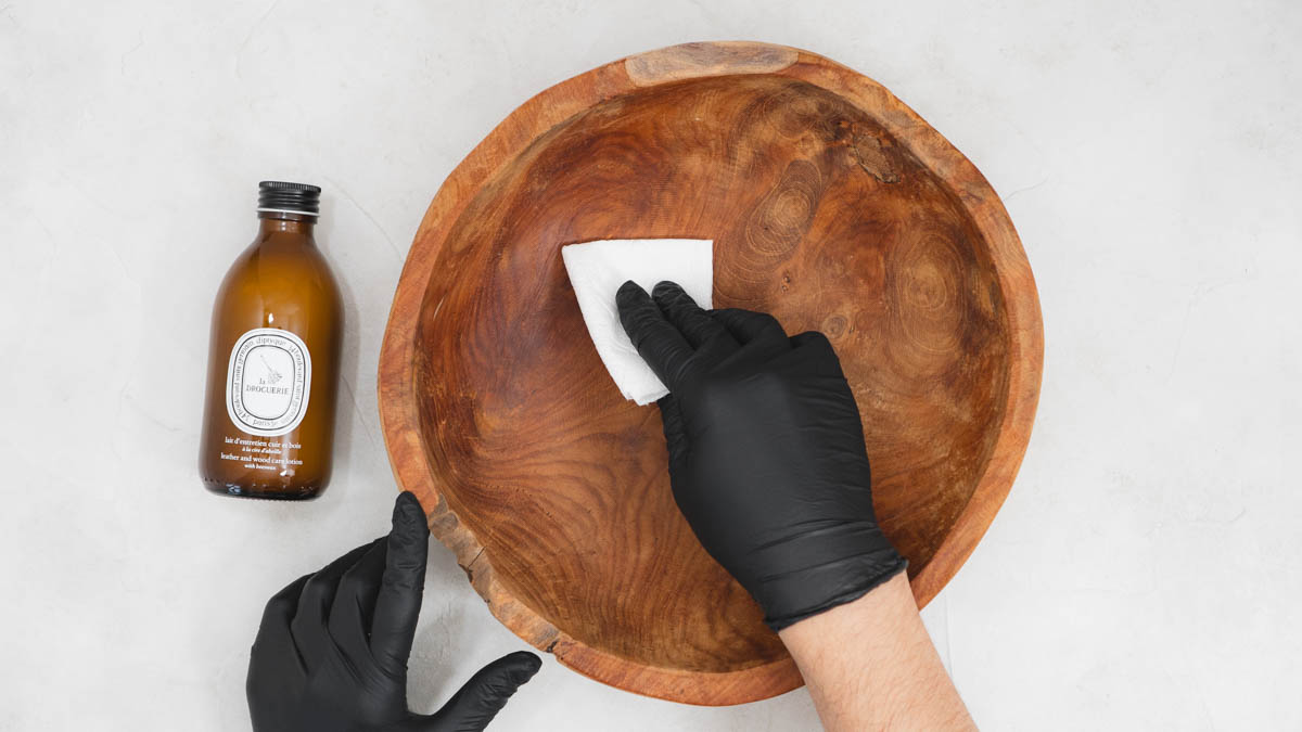 DIPTYQUE(ディプティック)レザー&ウッド ケアローションをトレーに塗る