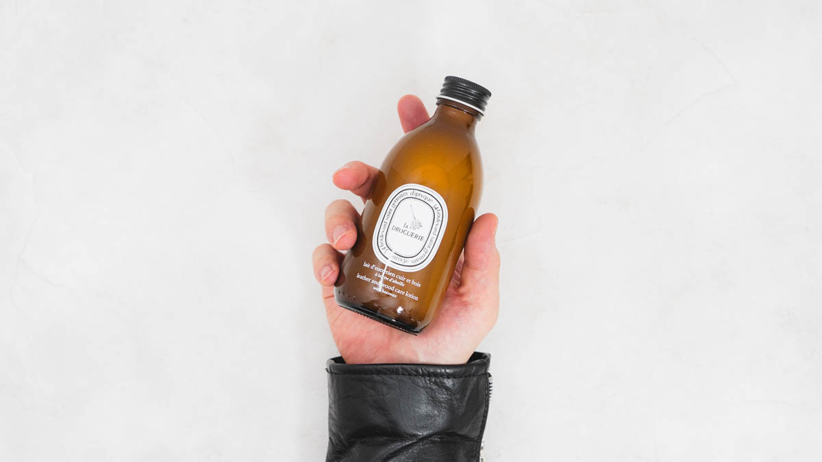 DIPTYQUE(ディプティック)レザー&ウッド ケアローションとレザーを着た腕