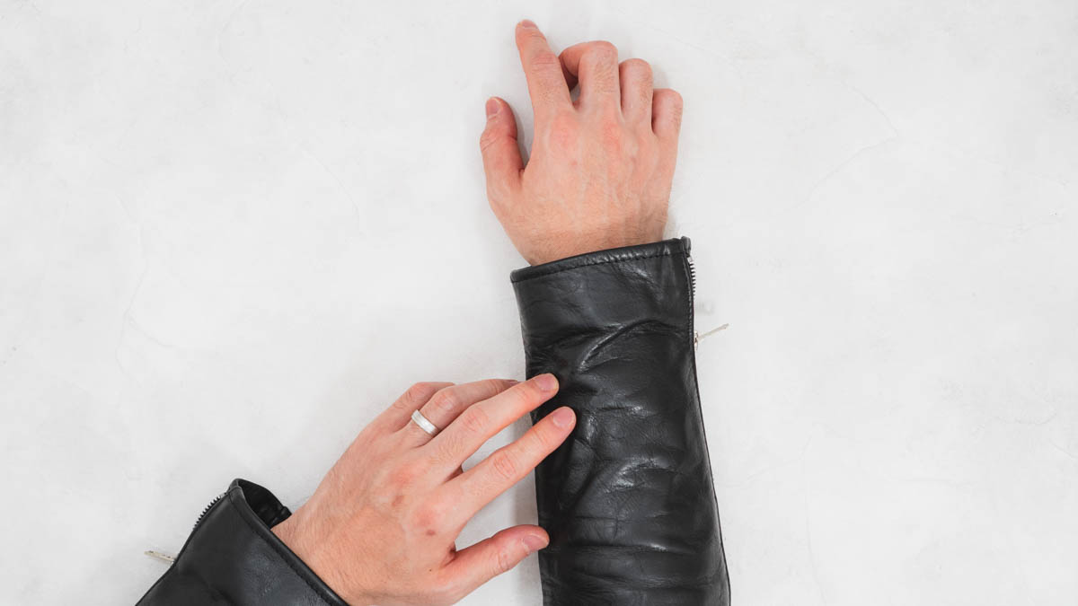 革ジャンを着た腕