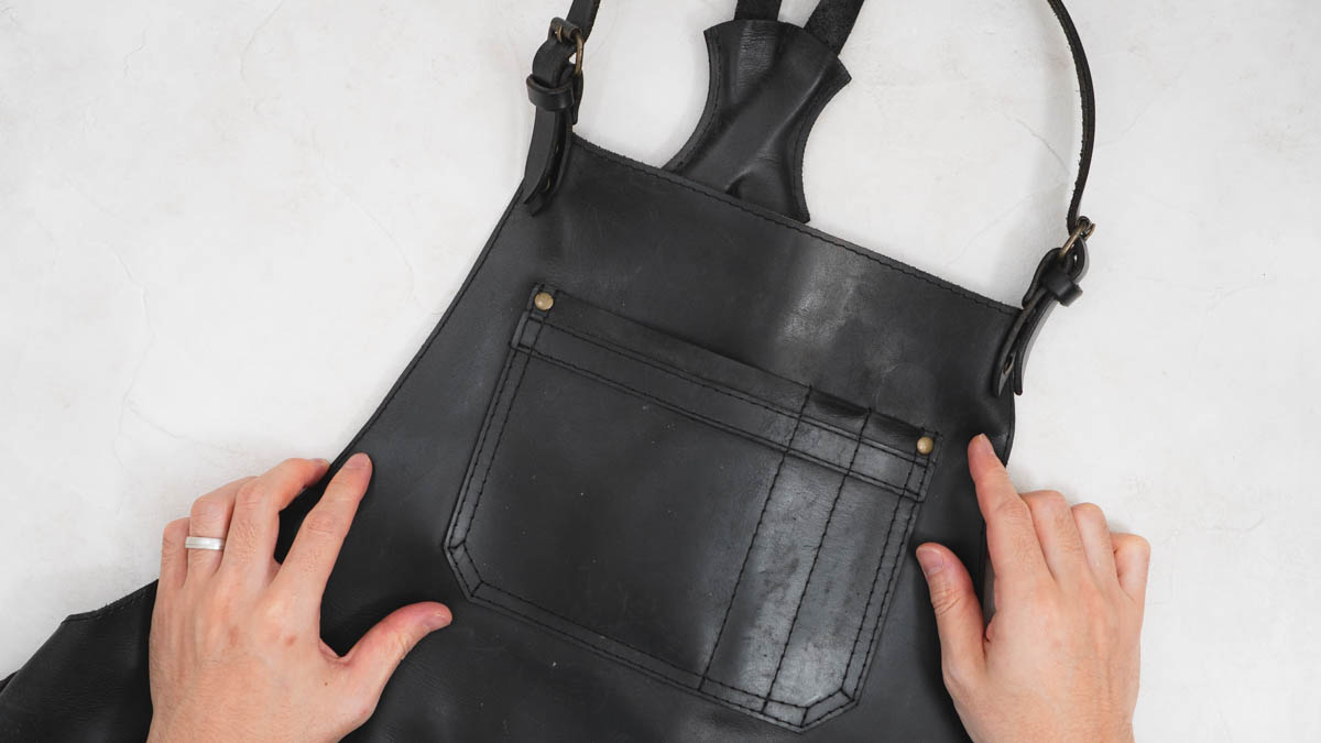 ケア前のKruk Garageのレザーエプロン