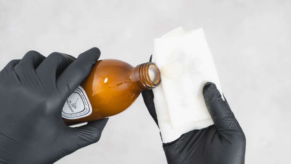 DIPTYQUE(ディプティック)レザー&ウッド ケアローションの中身を取る