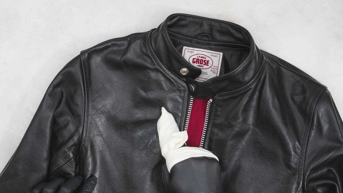 革ジャンにDIPTYQUE(ディプティック)レザー&ウッド ケアローションを塗る