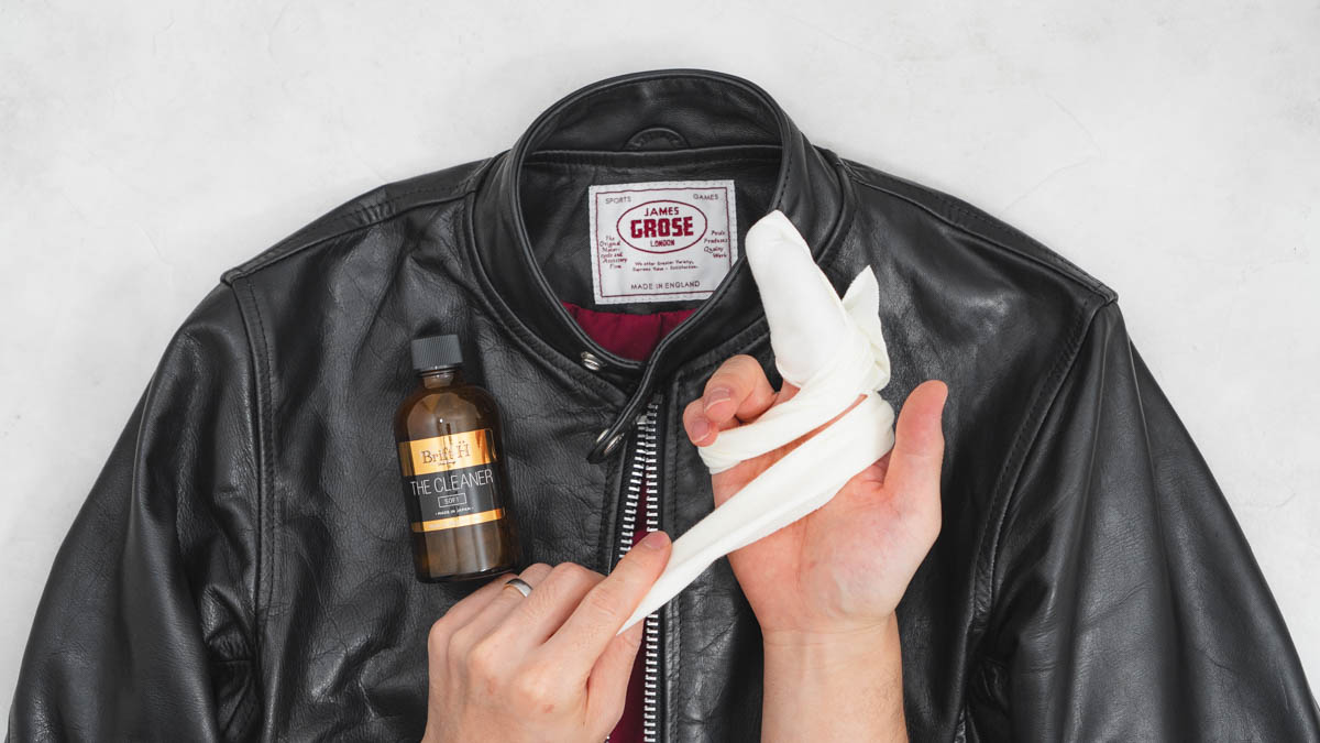 革ジャンをクリーナーでクリーニングする