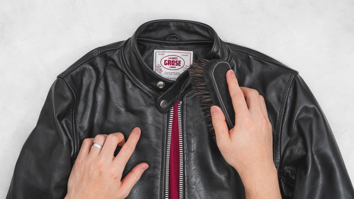 革ジャンをブラッシングする