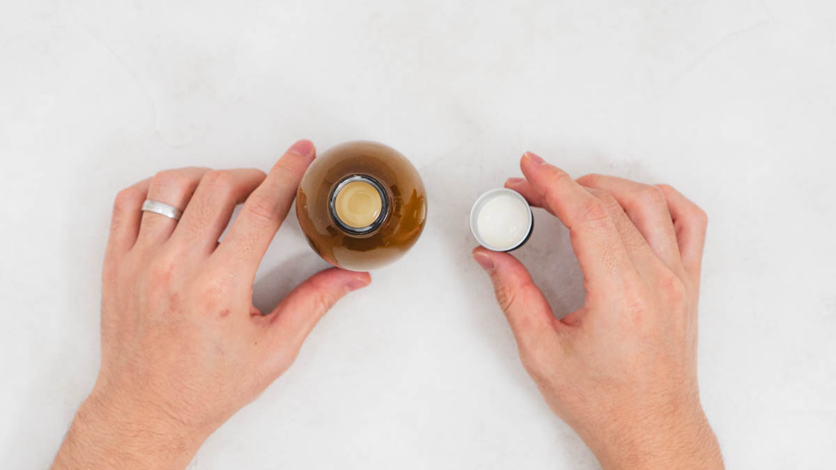 DIPTYQUE(ディプティック)レザー&ウッド ケアローションの蓋をあける