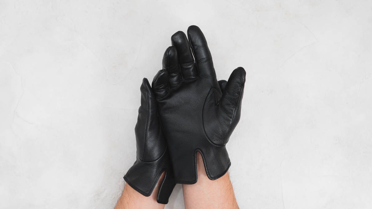 デンツの手袋にケアローションを塗り広げる