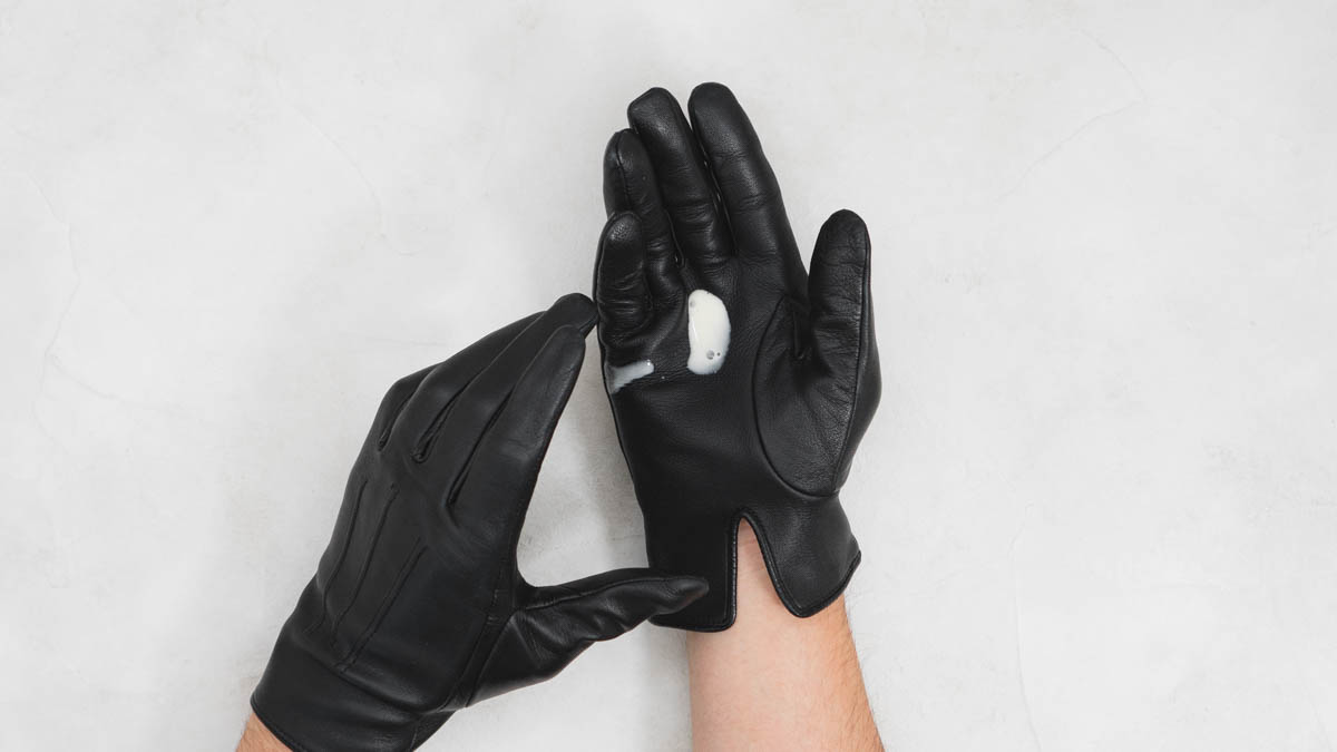 デンツの手袋にケアローションをつける