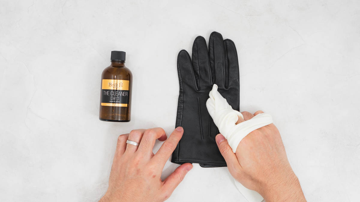 デンツの手袋をクリーナーで綺麗にする