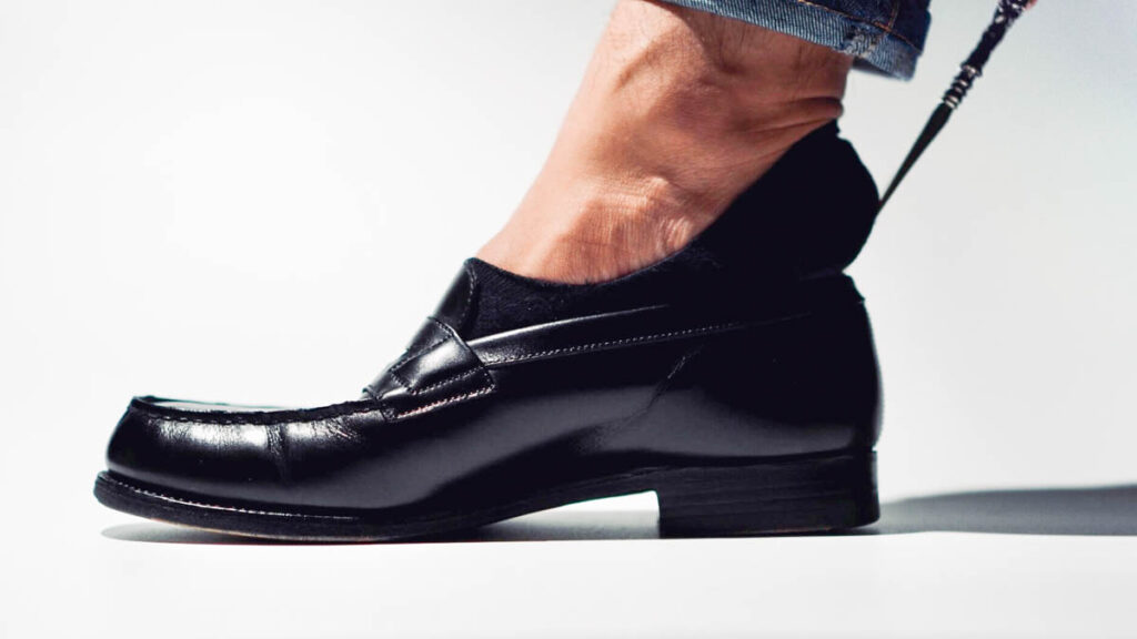 ユニクロベリーショートソックスで靴を履く