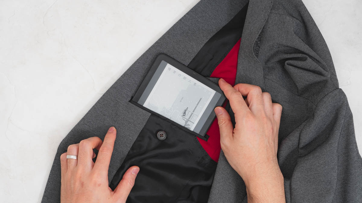 Kindle Paperwhiteをジャケットの内ポケットに入れる