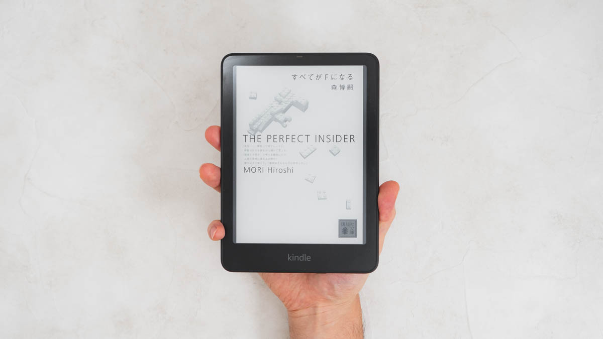 Kindle Paperwhiteを片手に持つ