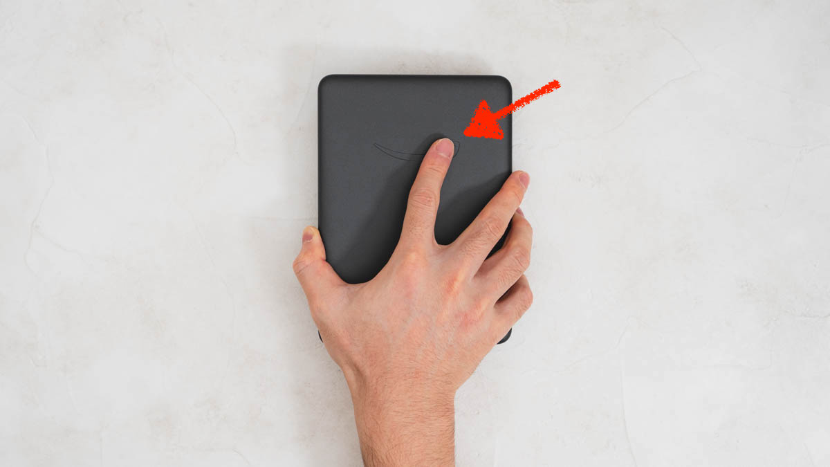 Kindle Paperwhiteを片手で持った時の背面