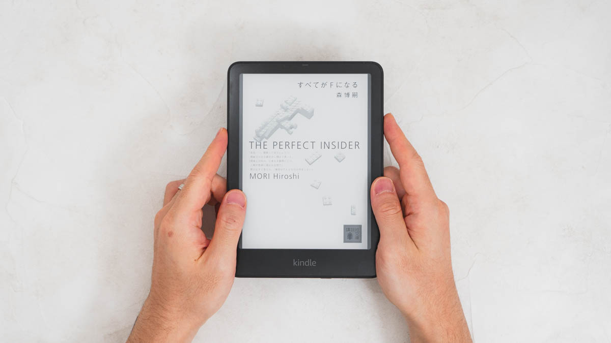Kindle Paperwhiteを両手で持つ