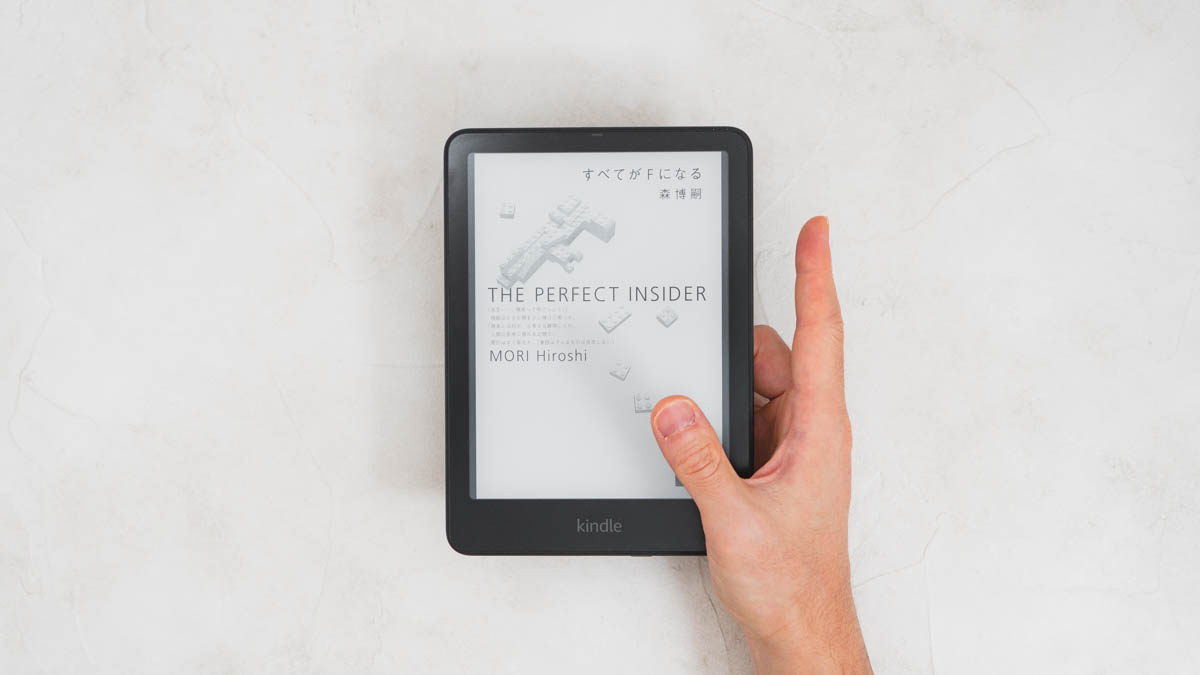 Kindle Paperwhiteを右手に持つ