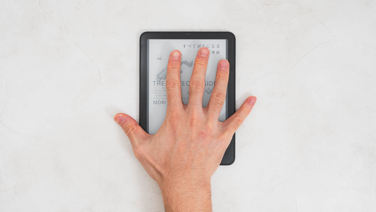 Kindle Paperwhiteと手を重ねる