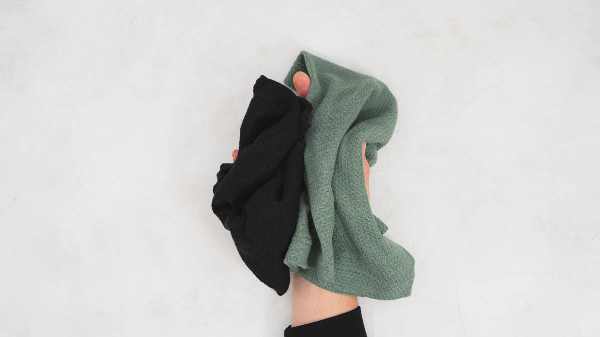 片手で2つのワッフルハラマキを持つ