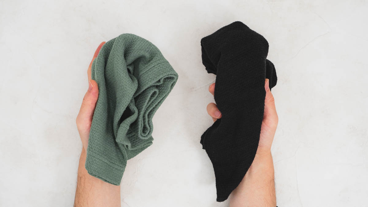 ワッフルハラマキを両手に持つ