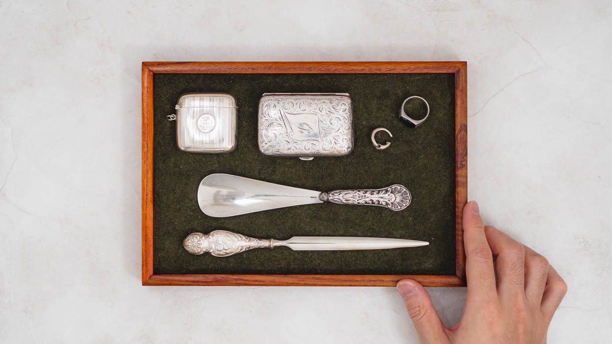 トレーに乗せた2代目アンティークシューホーンとシルバー