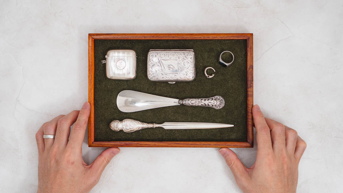 トレーに乗せたアンティークシルバー