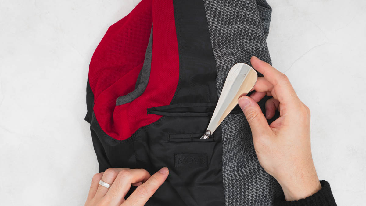 2代目アンティークシューホーンをジャケットに入れる