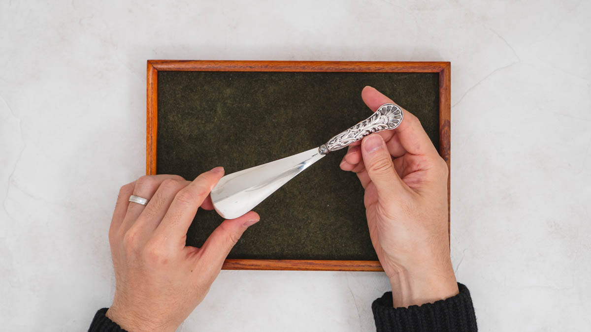 2代目アンティークシューホーンを手に持つ