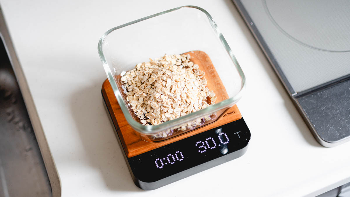 オートミールを計量する