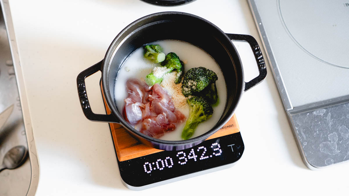 水と牛乳と食材と調味料を入れる