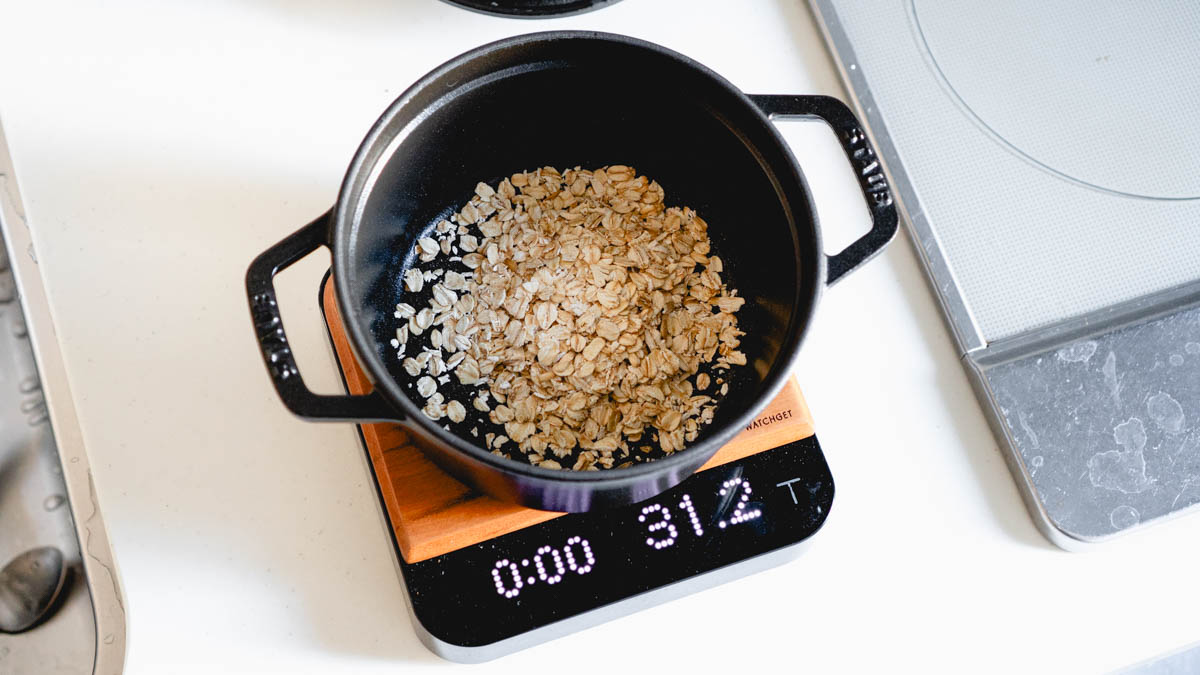 鍋にオートミールを入れる