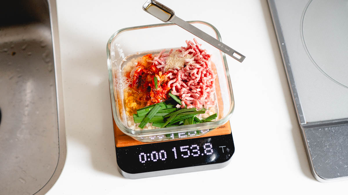 食材と調味料を投入